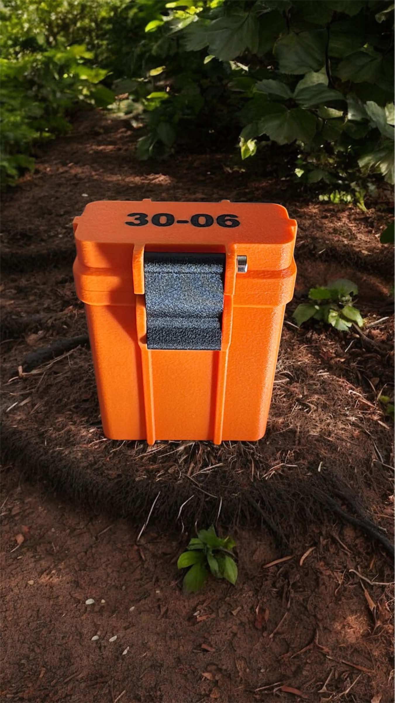 Geschlossene orange Munitionsbox mit Beschriftung 30-06