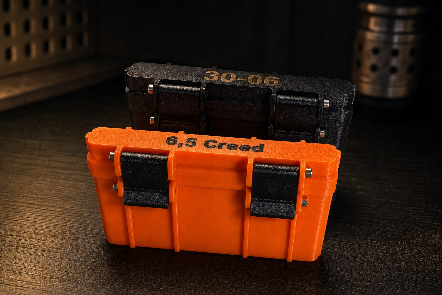 Professionelle Munitionsboxen in Orange und Schwarz