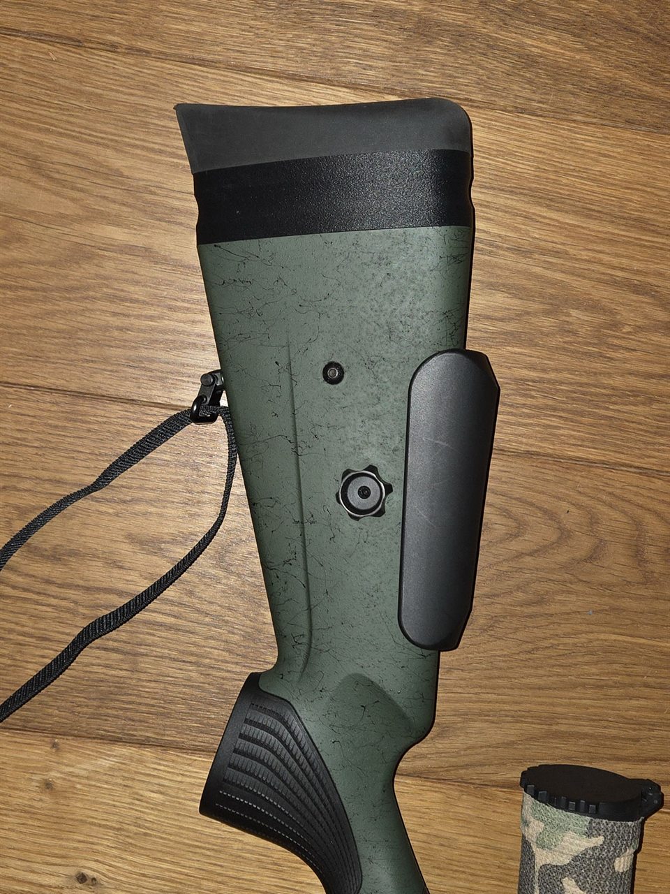 Schaftverlängerung aus ABS GF an einer olivgrünen Tikka T3x Supervarmint