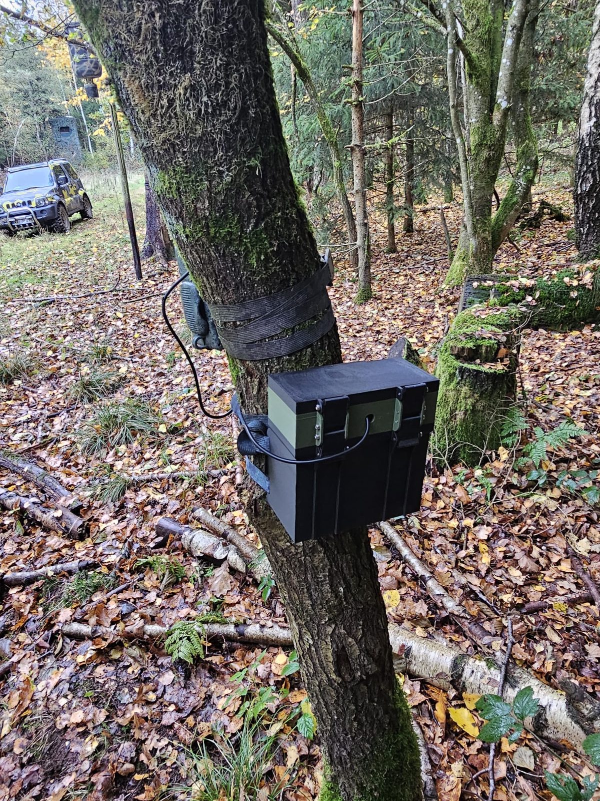 Witterungsfeste Batteriebox für eine Wildkamera am Baum